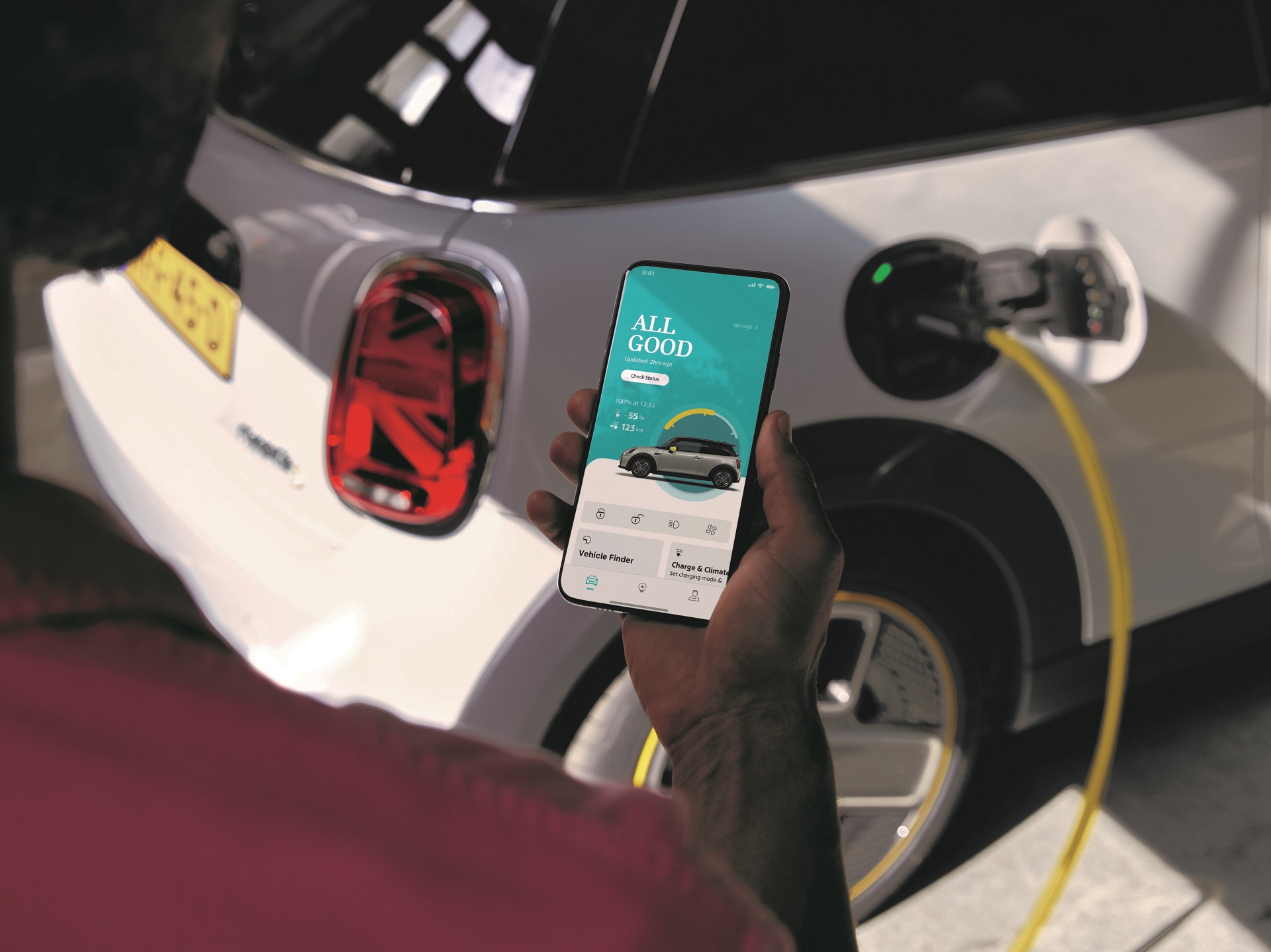 [新聞圖片八] MINI APP貼心提供遠端監測車輛功能，只要智慧型手機在手，即可於APP中監控電池充電狀態、續航里程、尋找充電站，方便車主提早規劃旅程。